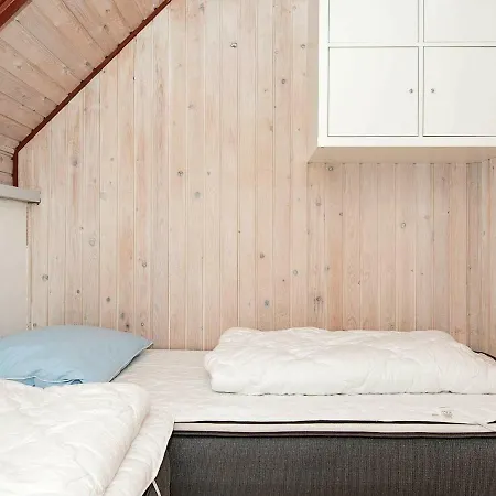 Tatil Evi Three-bedroom Holiday In Dyrvik *
